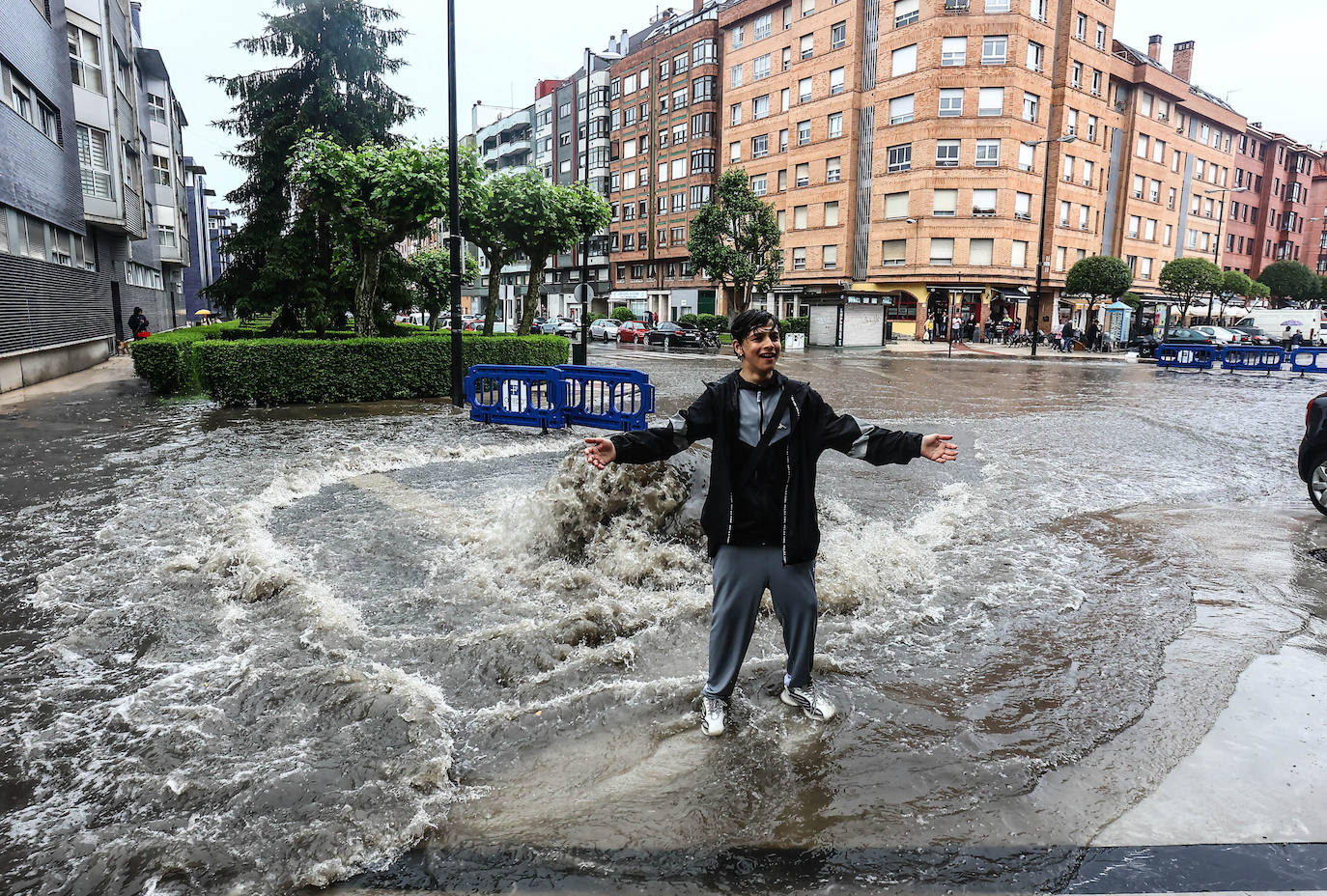 Fotos: Las tormentas inundan las calles de Oviedo