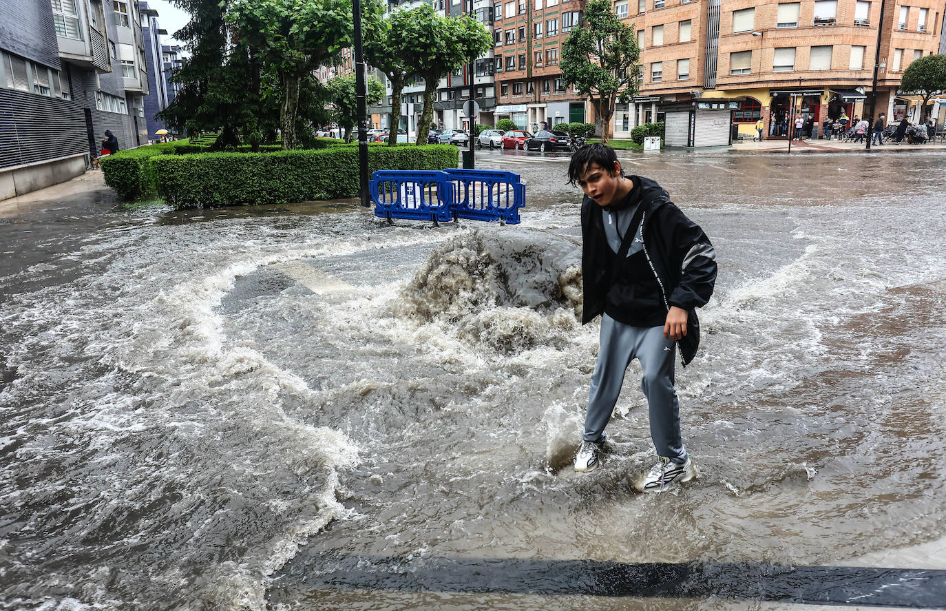 Fotos: Las tormentas inundan las calles de Oviedo