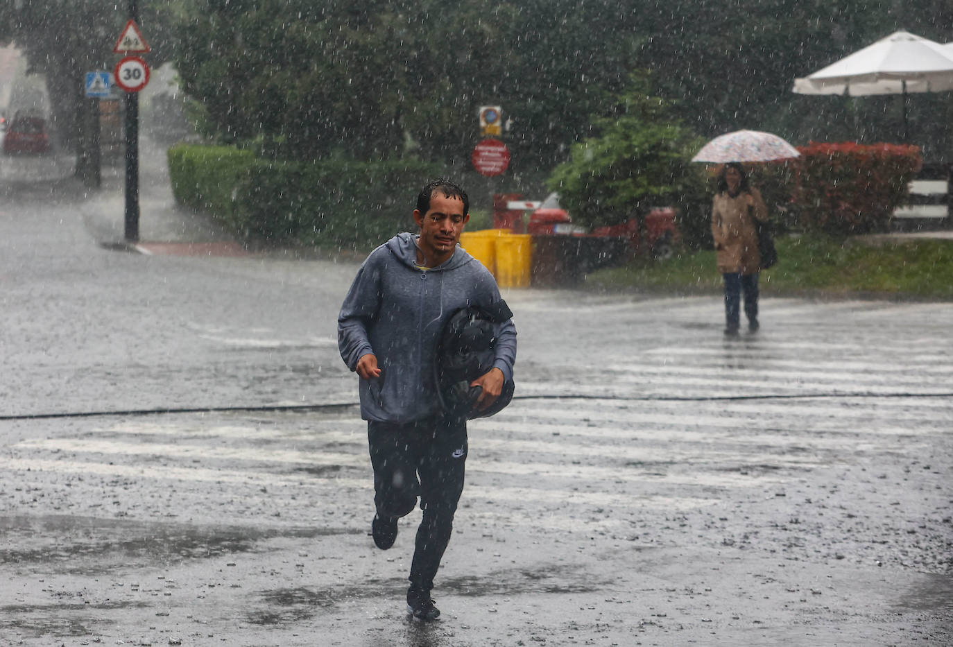 Fotos: Las tormentas inundan las calles de Oviedo