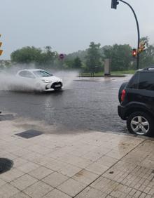 Imagen secundaria 2 - La calle Anselmo Solar, en Gijón, también registró grandes cantidades de agua a causa de las intensas lluvias.