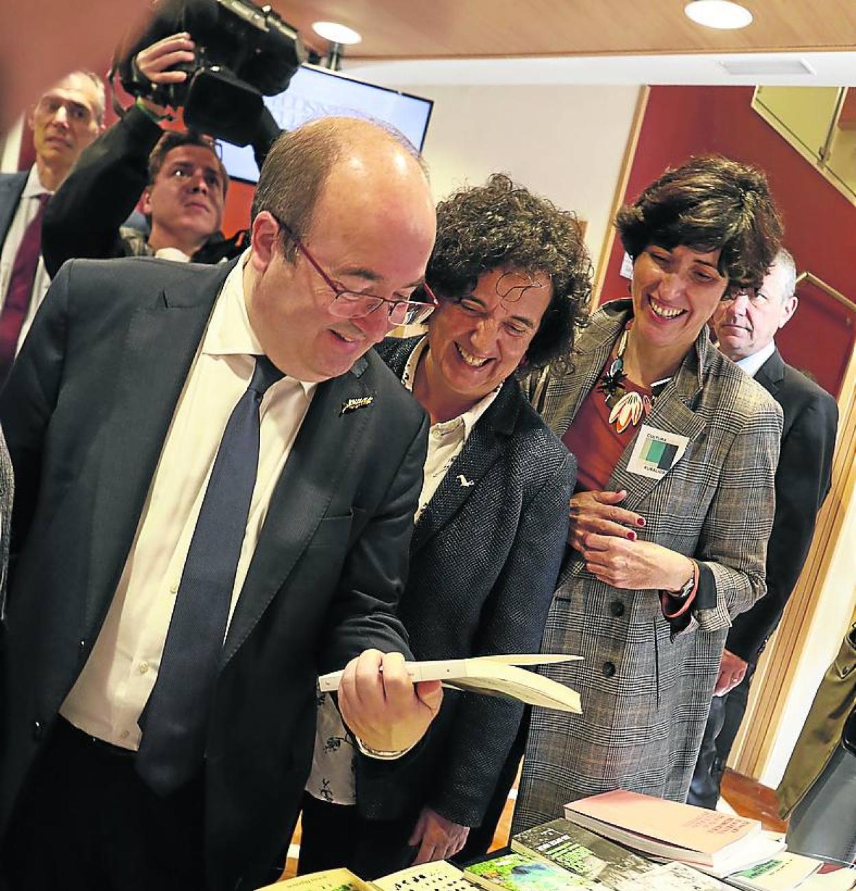 Iceta y Berta Piñán, durante la visita del ministro a Navia. 