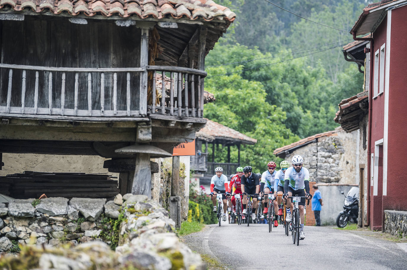 Fotos: Tres mil ciclistas en la subida de los Lagos