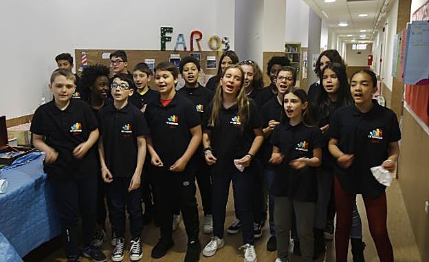 Los alumnos de sexto, ganadores de un premio, cantan 'Nel reinu de Neptuno'. 