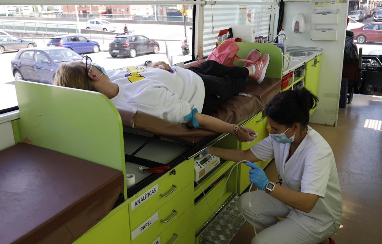 Donación de sangre en una unidad móvil aparcada en la Carretera Vizcaína, en Gijón. 