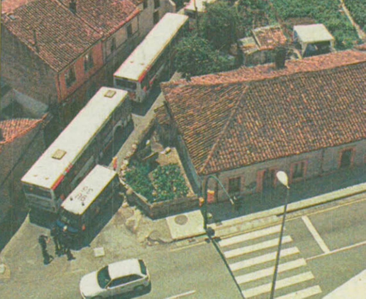 Una hilera de autobuses impide los accesos a la empresa.