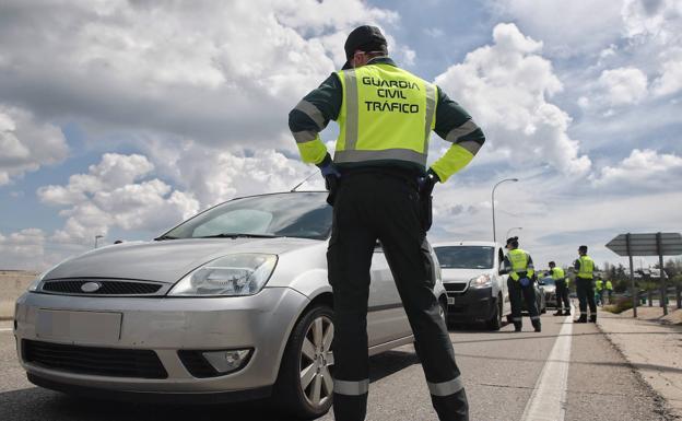 Aviso de la DGT: estas son las multas por llevar paquetes sueltos en el coche