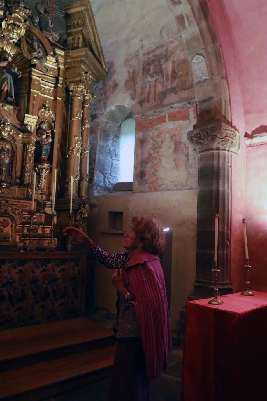 Teresa Miranda es la guardiana de las llaves de la iglesia de Santibáñez de la Fuente.