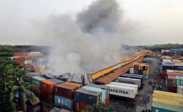 Vista general de la terminal de contenedores de Bangladesh afectada por el incendio y posterior explosión en la que han fallecido al menos 32 personas. 