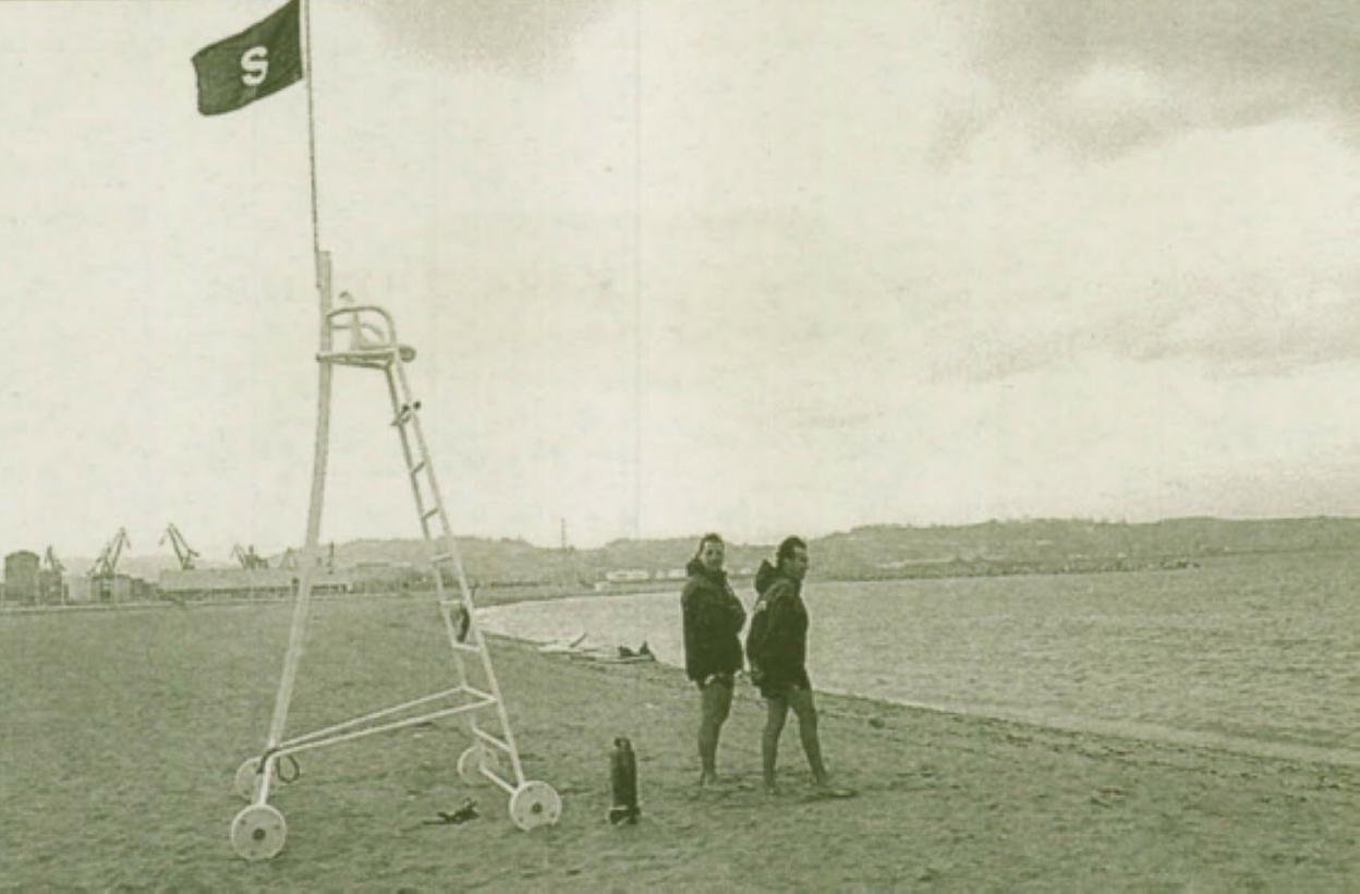 La playa de Poniente, con la bandera roja.