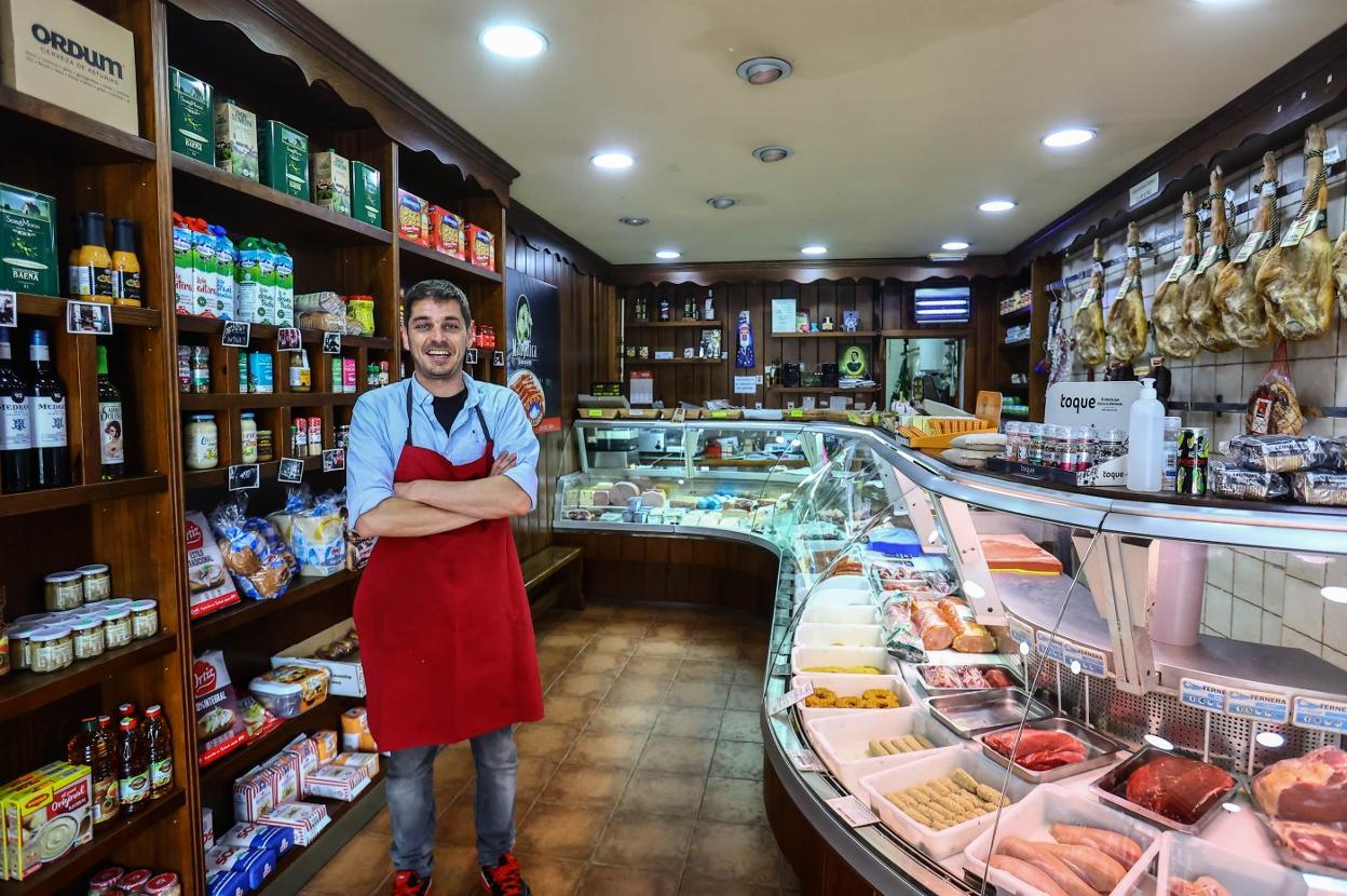 Jaime Gómez, en la carnicería que abrió su padre, Kiko. 