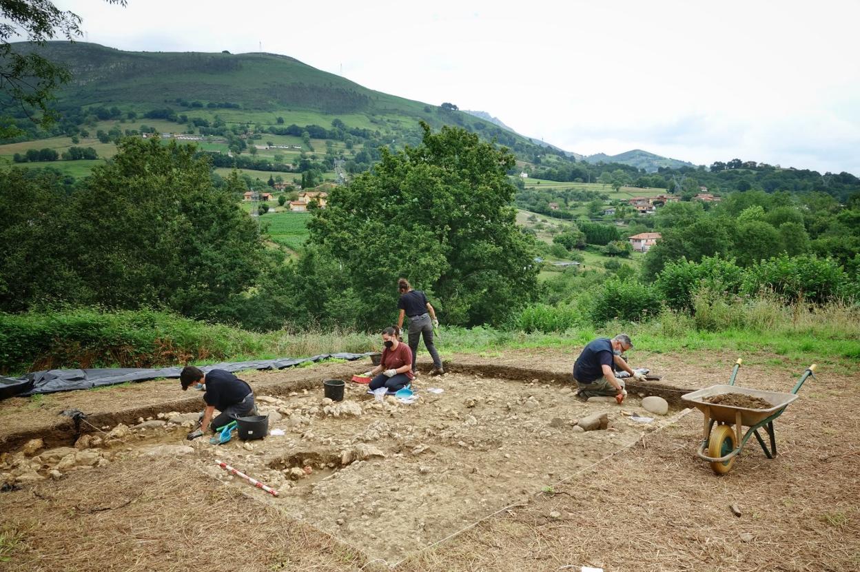 Excavaciones en el yacimiento piloñés de Antrialgo durante la pasada campaña, cuando aparecieron huesos. 