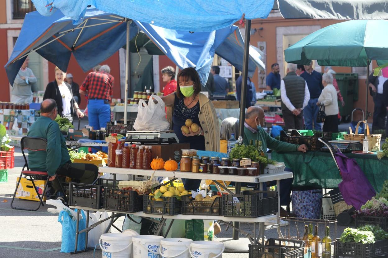 Uno de los puestos del mercado de Grado, ayer, durante la II Flor. 