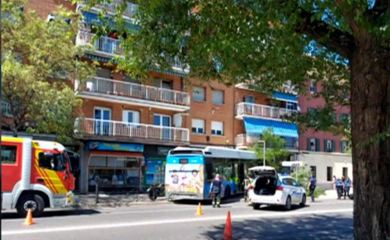 El autobús empotrado en el edificio. 