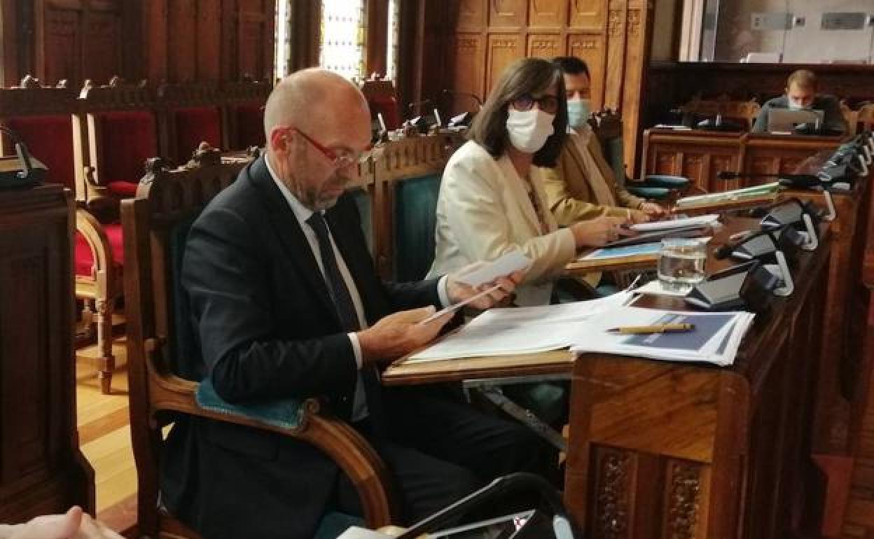 El vicepresidente, Juan Cofiño, durante su comparecencia en la Junta General.