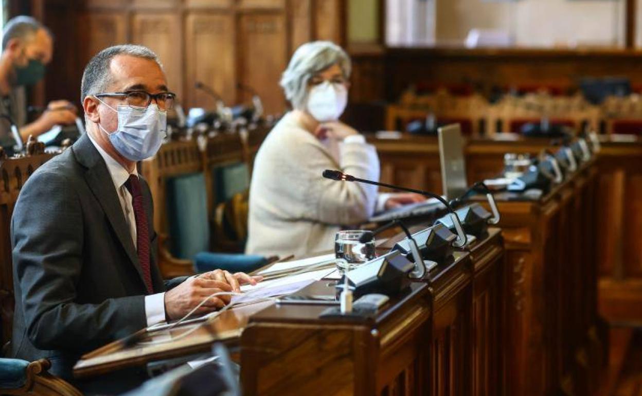 El consejero de Salud, Pablo Fernández, durante su intervención. 