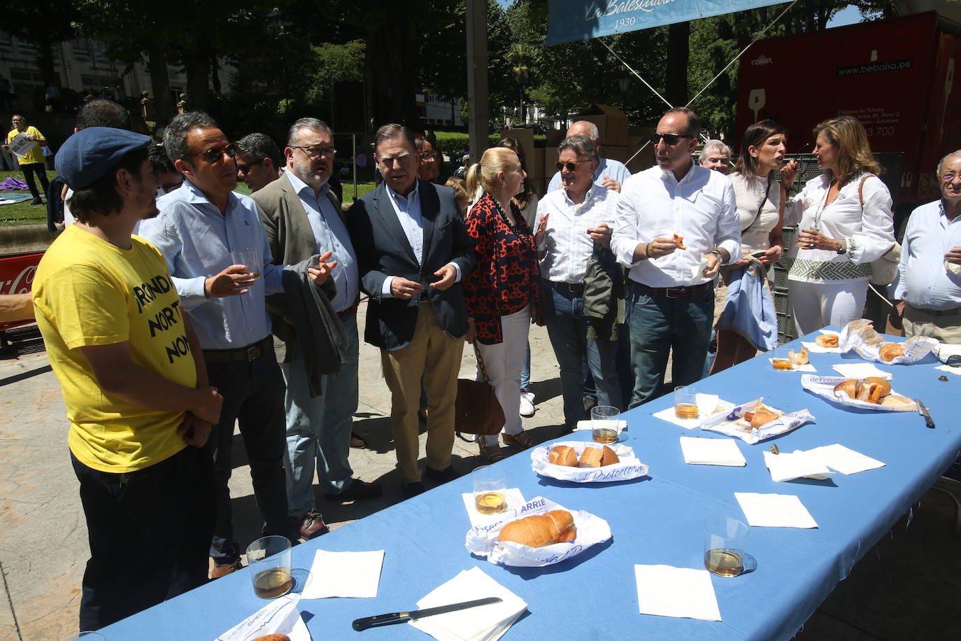 Tras dos años de parón debido a la pandemia este año se celebra el tradicional Martes de Campo en Oviedo. Se repartirán 3.800 bollos preñaos. Además la alborada musical, juegos infantiles y el concierto de la Banda de Música Municipal completan el programa de actos.