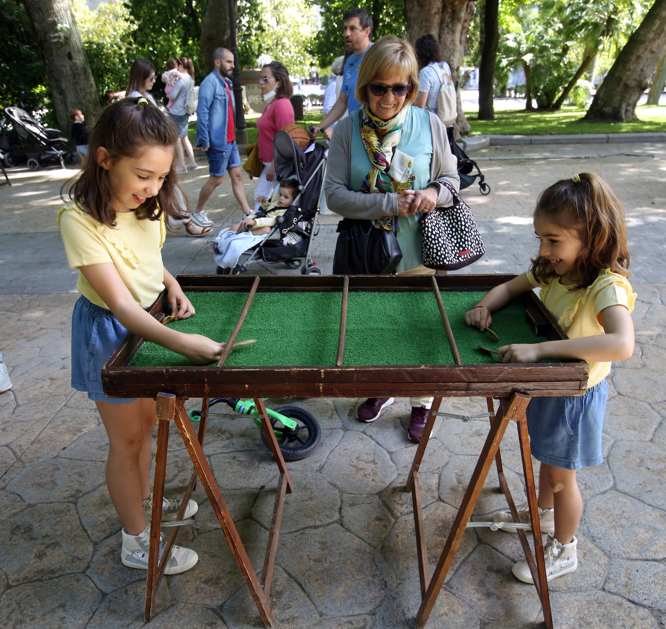 Tras dos años de parón debido a la pandemia este año se celebra el tradicional Martes de Campo en Oviedo. Se espera repartir 3.800 bollos preñaos y botellas de vino.Una alborada musical, juegos infantiles y el concierto de la Banda de Música Municipal completan el programa de actos.