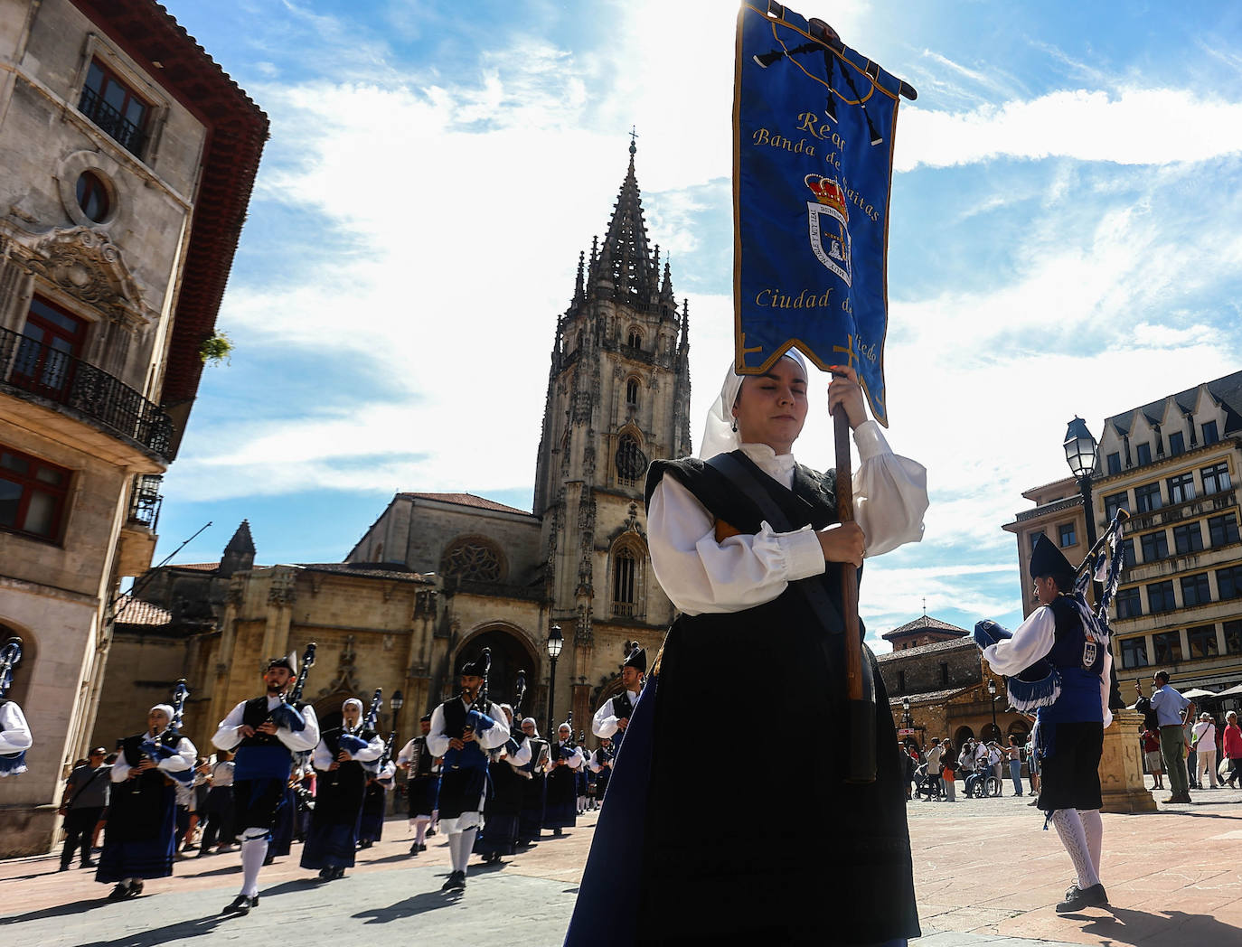 Tras dos años de parón debido a la pandemia este año se celebra el tradicional Martes de Campo en Oviedo. Se espera repartir 3.800 bollos preñaos y botellas de vino.Una alborada musical, juegos infantiles y el concierto de la Banda de Música Municipal completan el programa de actos.