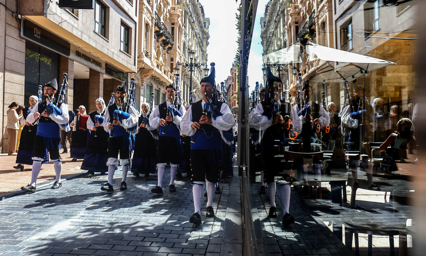 Tras dos años de parón debido a la pandemia este año se celebra el tradicional Martes de Campo en Oviedo. Se espera repartir 3.800 bollos preñaos y botellas de vino.Una alborada musical, juegos infantiles y el concierto de la Banda de Música Municipal completan el programa de actos.