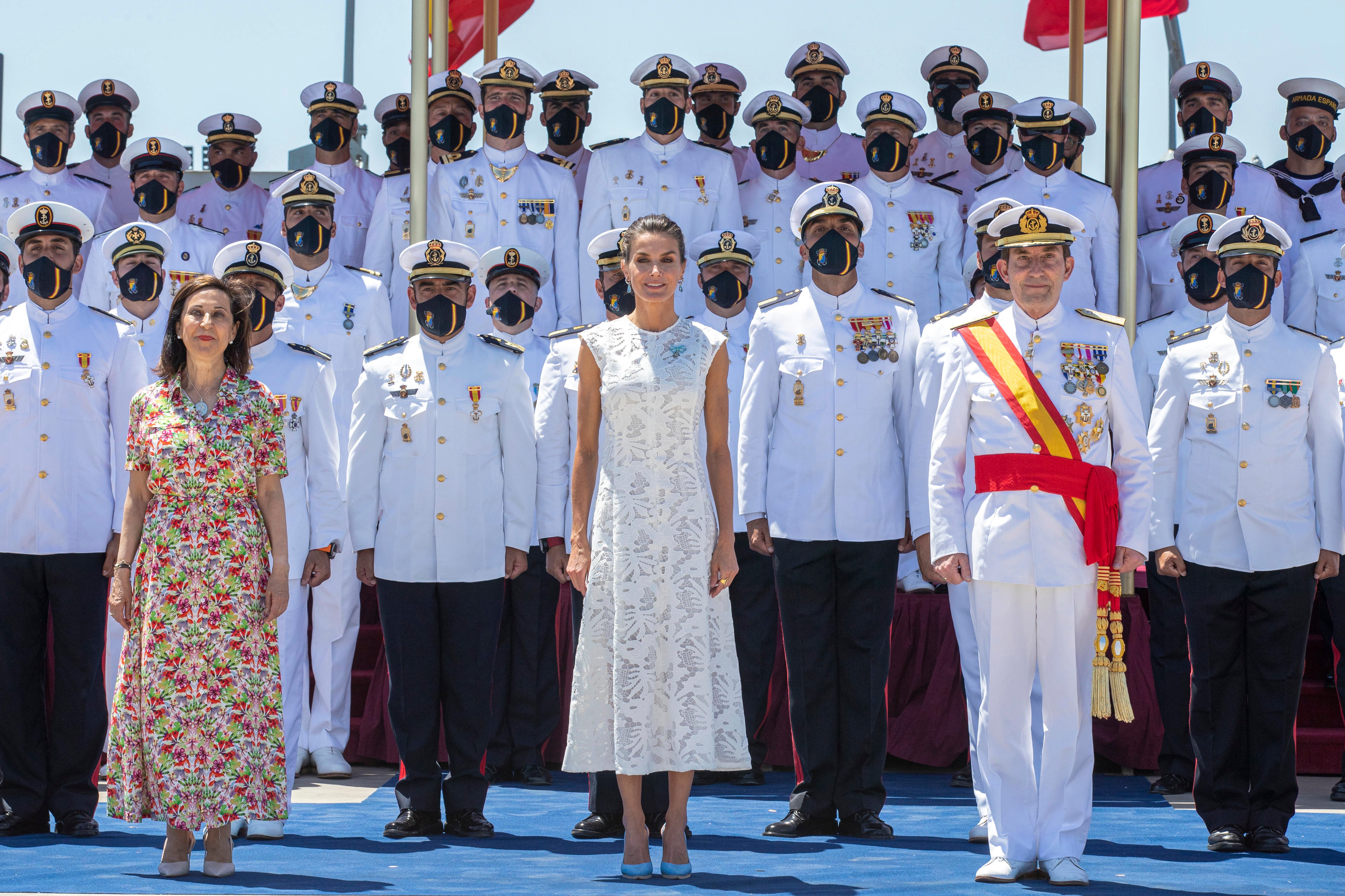 La reina Letizia ha presidido la entrega de la bandera nacional al comandante de la Fuerza de Guerra Naval Especial de Infantería de Marina, con base en La Algameca, en Cartagena. Para el acto, ha elegido un elegante vestido blanco, rompiendo con la costumbre de que las mujeres vistan de negro y con mantillas y peineta en los actos de entrega de bandera.