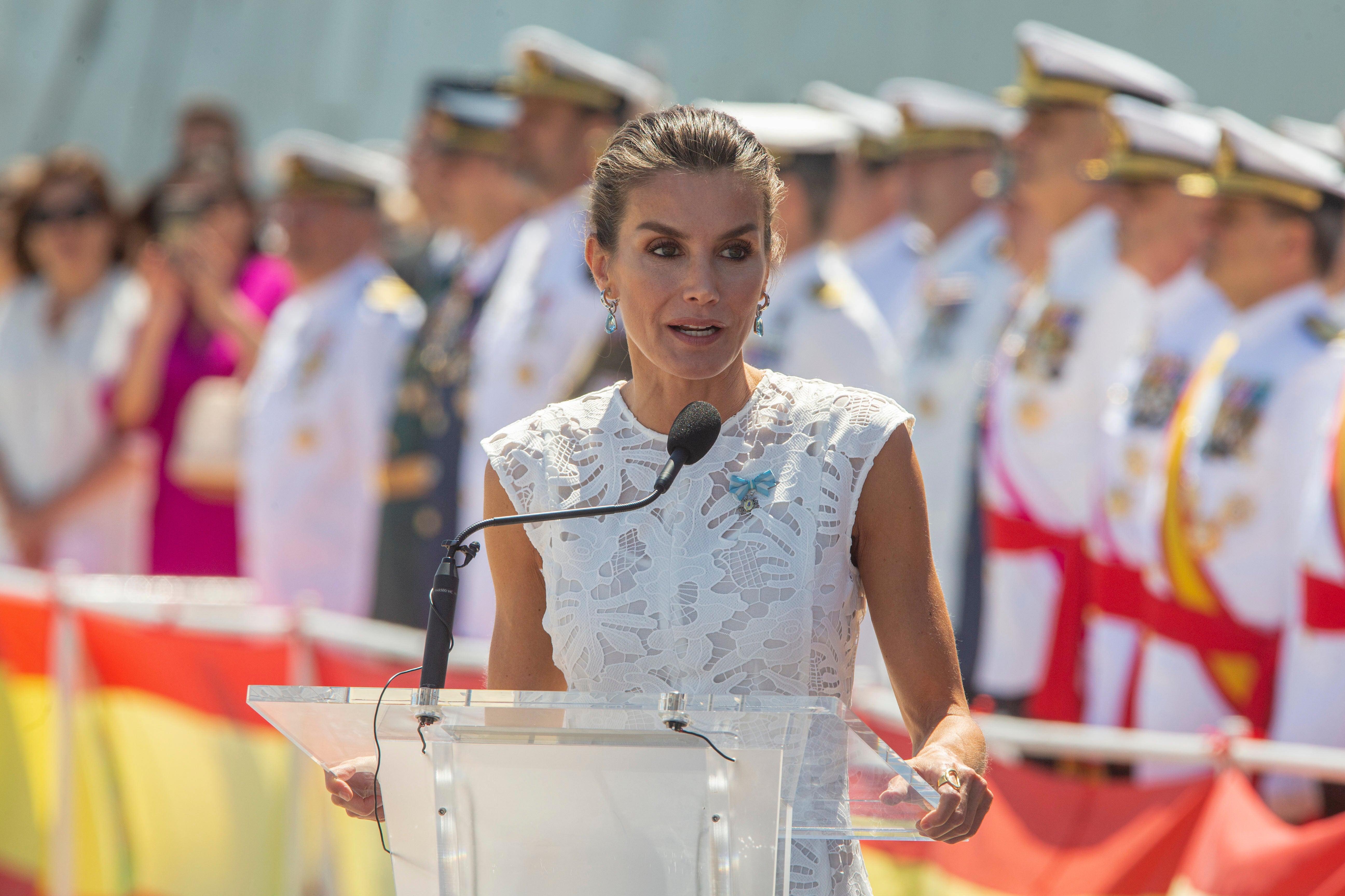 La reina Letizia ha presidido la entrega de la bandera nacional al comandante de la Fuerza de Guerra Naval Especial de Infantería de Marina, con base en La Algameca, en Cartagena. Para el acto, ha elegido un elegante vestido blanco, rompiendo con la costumbre de que las mujeres vistan de negro y con mantillas y peineta en los actos de entrega de bandera.