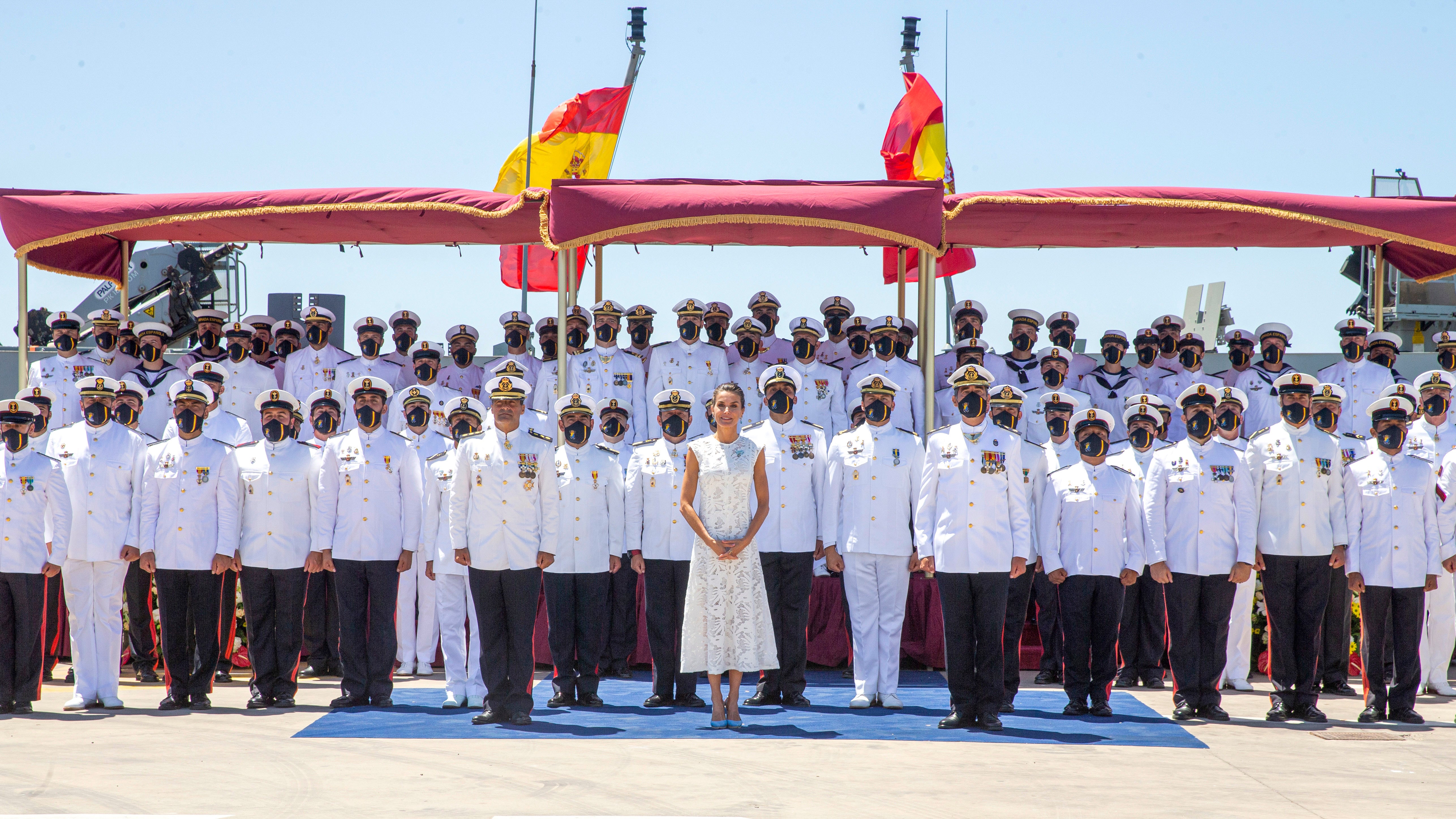 La reina Letizia ha presidido la entrega de la bandera nacional al comandante de la Fuerza de Guerra Naval Especial de Infantería de Marina, con base en La Algameca, en Cartagena. Para el acto, ha elegido un elegante vestido blanco, rompiendo con la costumbre de que las mujeres vistan de negro y con mantillas y peineta en los actos de entrega de bandera.