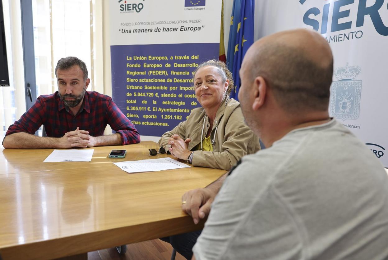 Pajares, Pérez y De la Roz, ayer, durante su encuentro. 