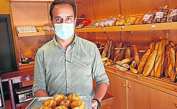 Pablo Gutiérrez (Panadería Estrella): «Tenemos bastantes encargos aunque la gente esperó a última hora».