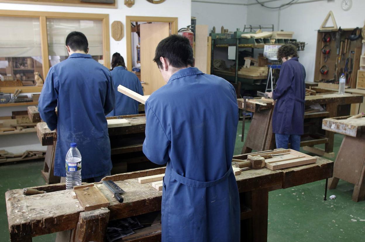 Un taller de carpintería en el centro de Sograndio.