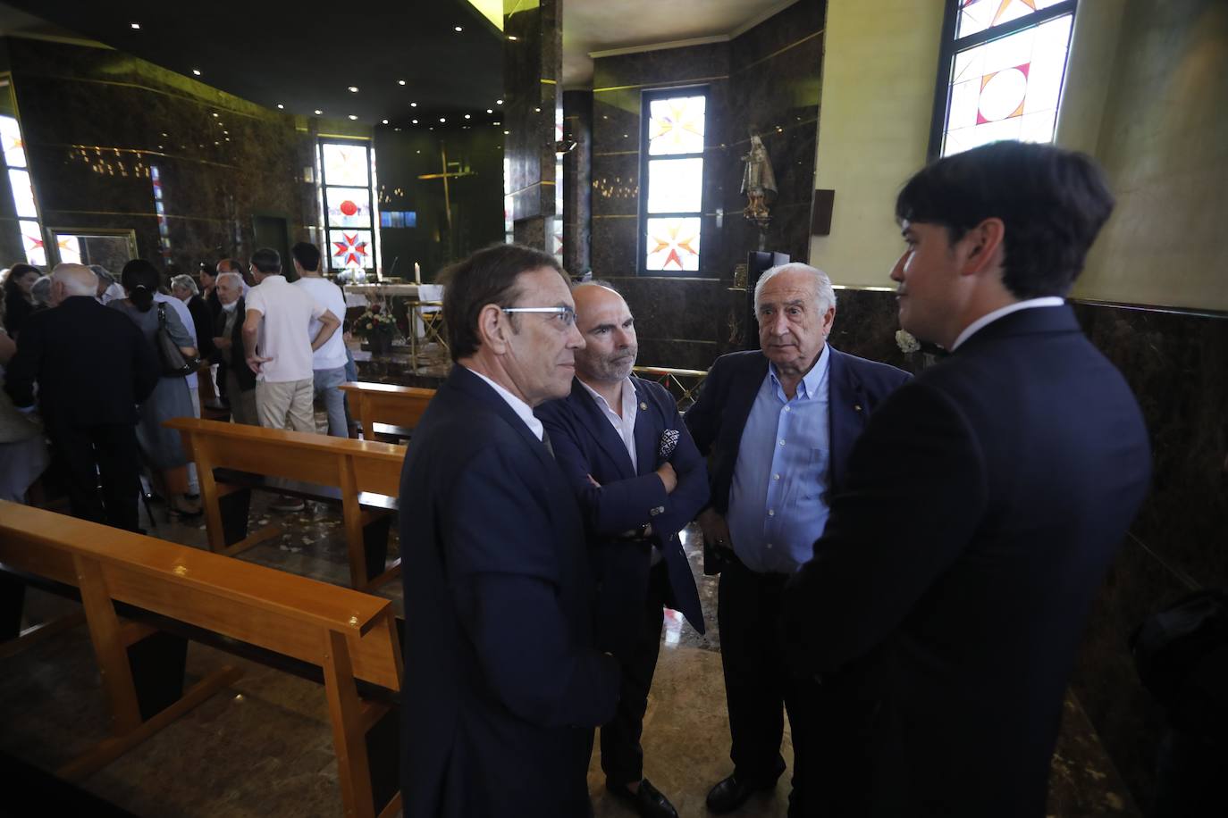 Numerosos representantes de la Universidad de Oviedo y la cultura asturiana han arropado a la familia de Alberto Marcos Vallaure, primer rector electo de la institución académica, en su funeral, oficiado en la capilla del tanatorio Los Arenales.