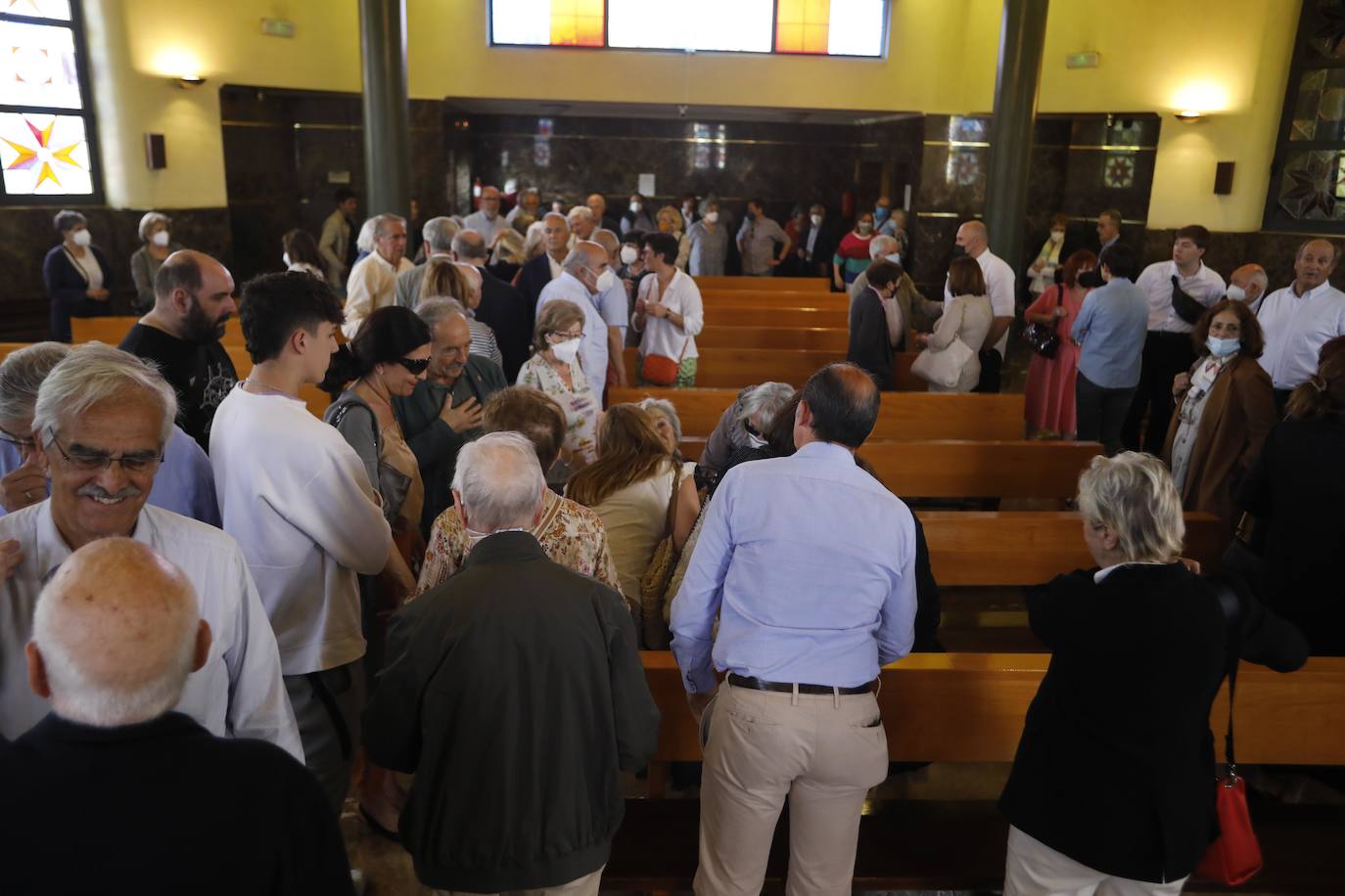Numerosos representantes de la Universidad de Oviedo y la cultura asturiana han arropado a la familia de Alberto Marcos Vallaure, primer rector electo de la institución académica, en su funeral, oficiado en la capilla del tanatorio Los Arenales.