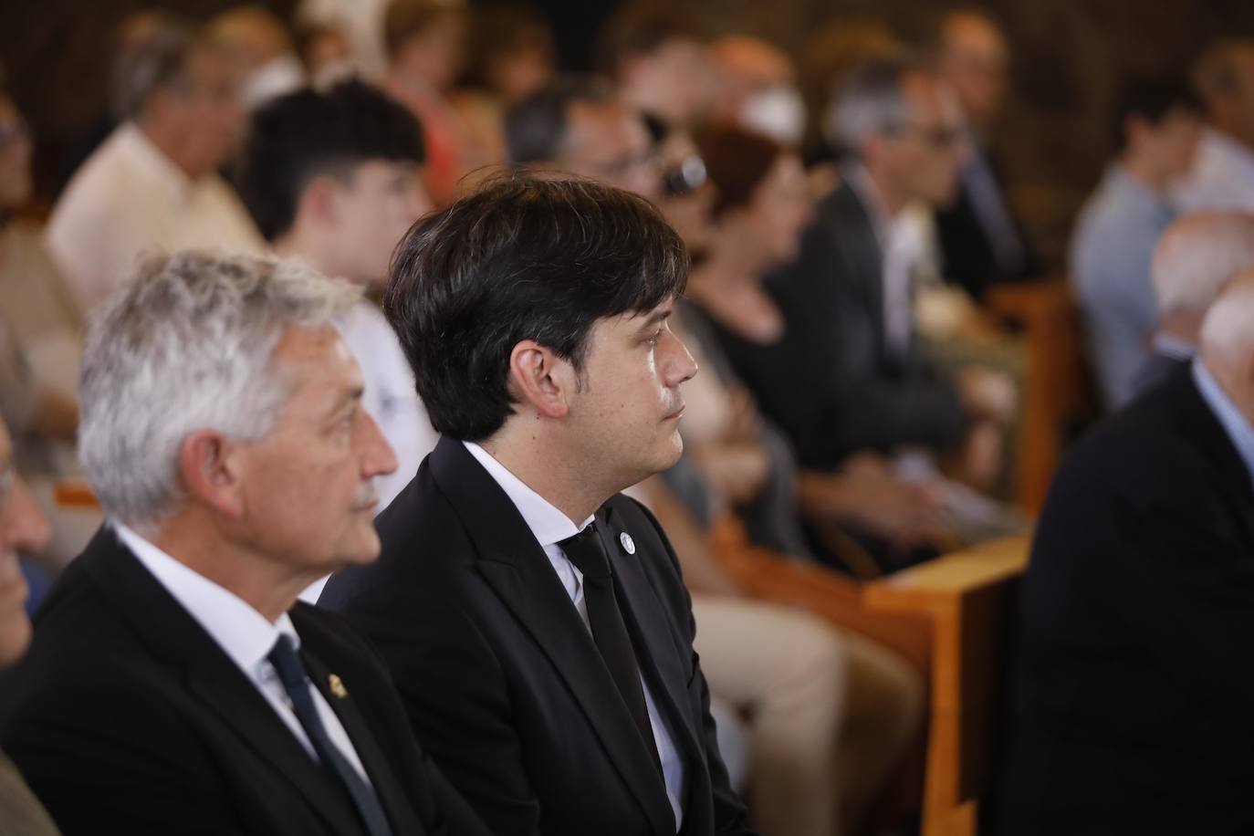 Numerosos representantes de la Universidad de Oviedo y la cultura asturiana han arropado a la familia de Alberto Marcos Vallaure, primer rector electo de la institución académica, en su funeral, oficiado en la capilla del tanatorio Los Arenales.