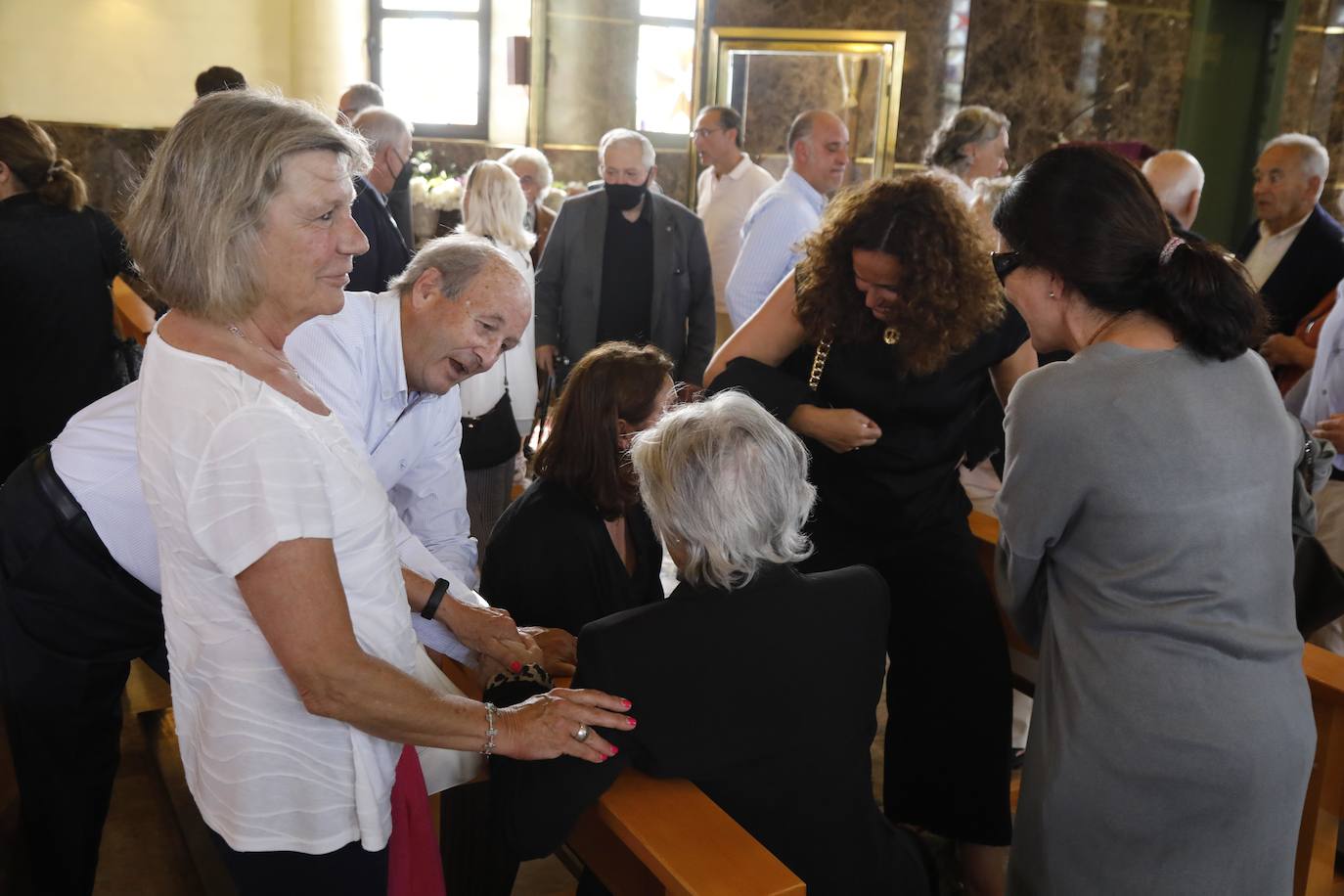 Numerosos representantes de la Universidad de Oviedo y la cultura asturiana han arropado a la familia de Alberto Marcos Vallaure, primer rector electo de la institución académica, en su funeral, oficiado en la capilla del tanatorio Los Arenales.