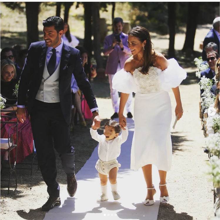 Rodeados de familia y amigos, con una fiesta de las que acostumbra a organizar la asturiana, Paula Echevarría y Miguel Torres han celebrado el bautizo de su primer hijo en común, Miki. 