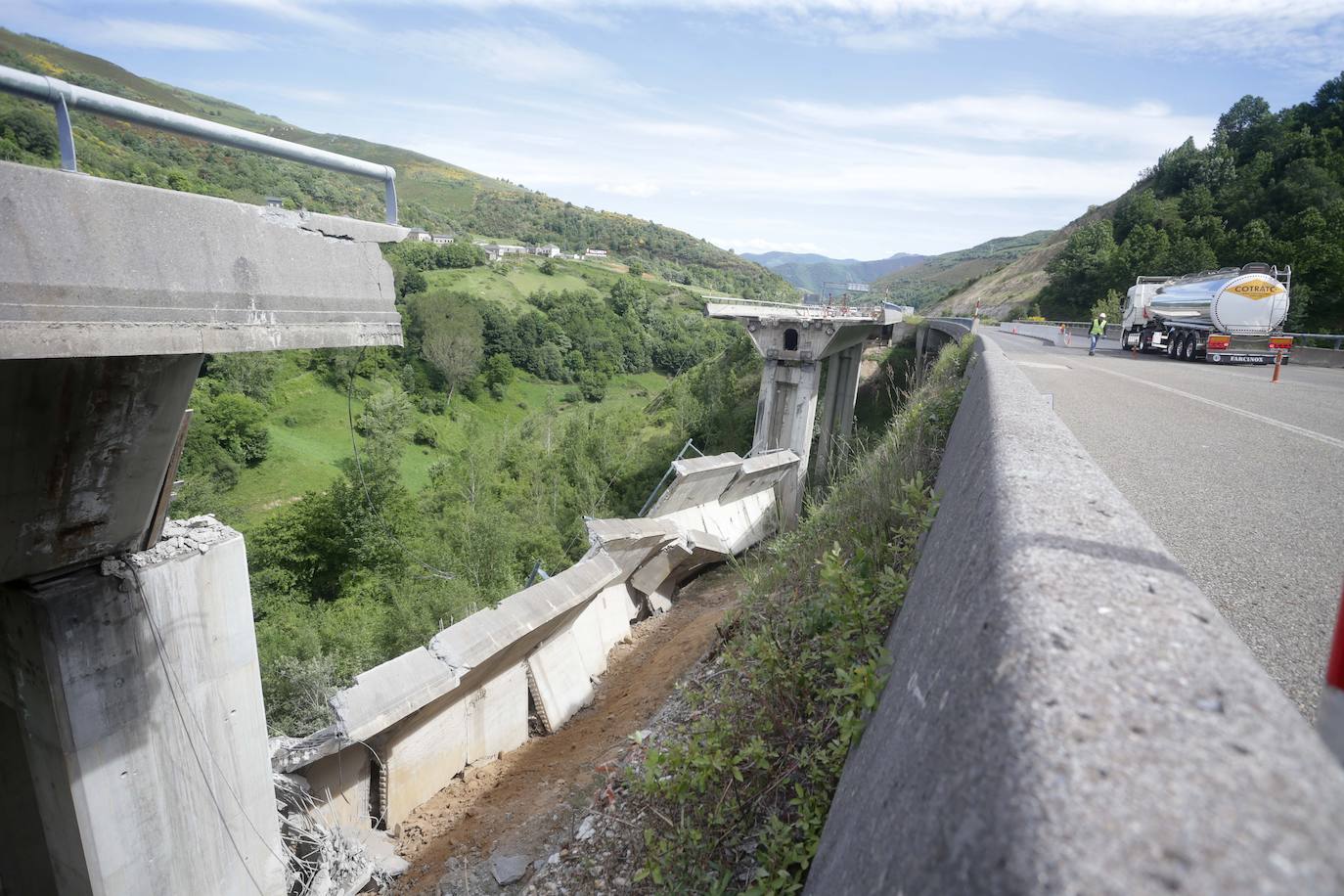 Una viga del viaducto de O Castro, que conecta León con Lugo por la A-6 a la altura del municipio berciano de Vega de Valcarce, se ha desprendido este martes en sentido A Coruña. El derrumbe ocurrió cuando una de las vigas que sujeta el tablero del puente se rompió por causas que aún se desconocen y provocó el hundimiento del tercer vano del viaducto.