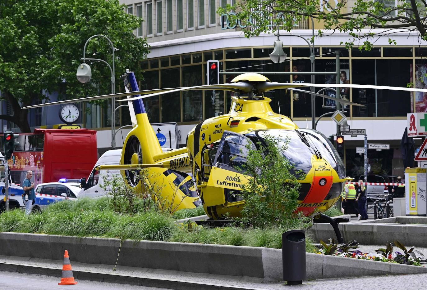 Los servicios de emergencia ayudan a los heridos tras un atropello múltiple en Berlín que deja un muerto y ocho heridos. La policía investiga si fue un accidente o si el conductor actuó de manera intencionada.