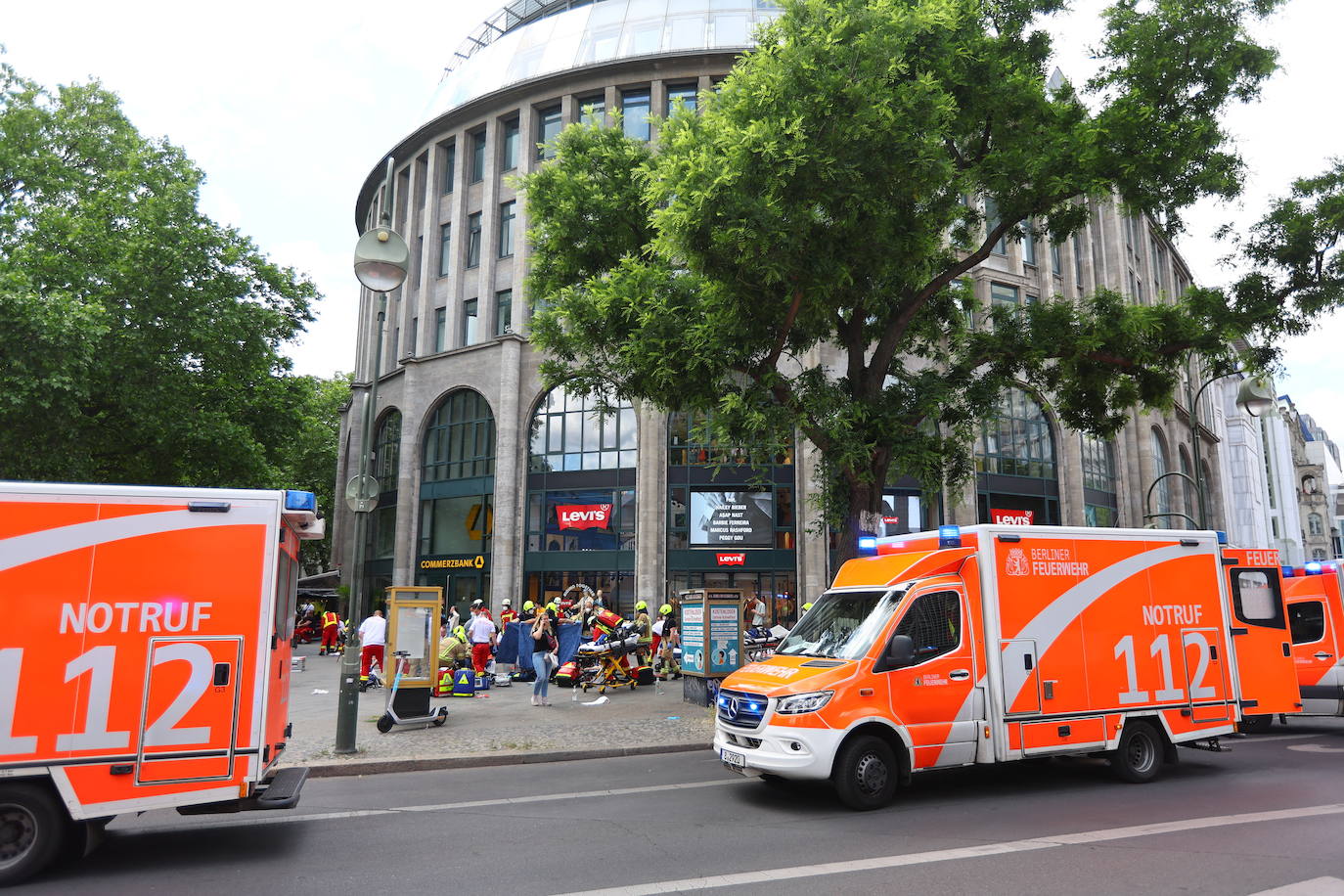 Los servicios de emergencia ayudan a los heridos tras un atropello múltiple en Berlín que deja un muerto y ocho heridos. La policía investiga si fue un accidente o si el conductor actuó de manera intencionada.