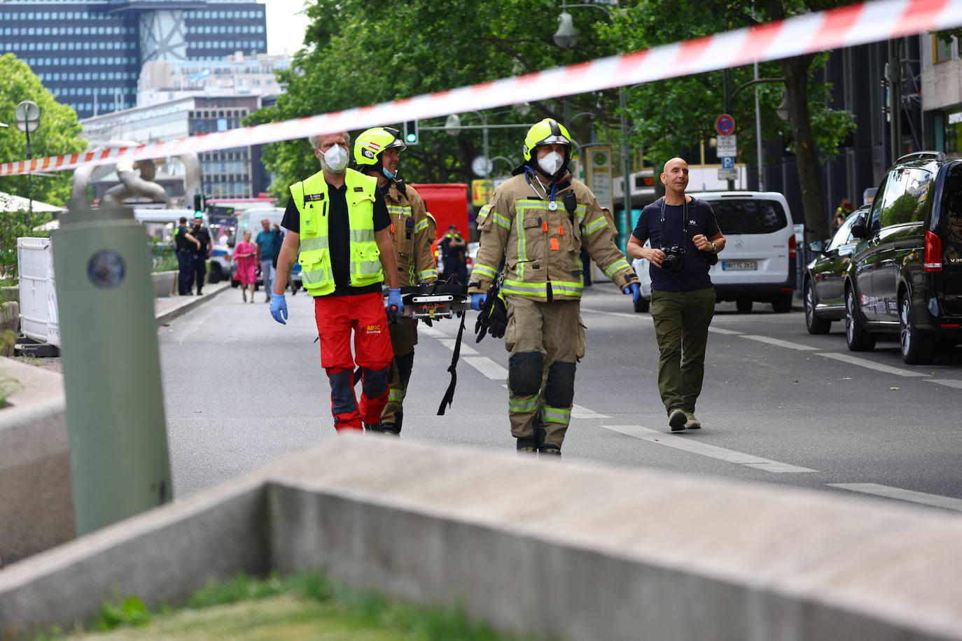 Los servicios de emergencia ayudan a los heridos tras un atropello múltiple en Berlín que deja un muerto y ocho heridos. La policía investiga si fue un accidente o si el conductor actuó de manera intencionada.