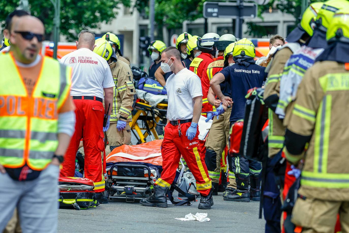 Los servicios de emergencia ayudan a los heridos tras un atropello múltiple en Berlín que deja un muerto y ocho heridos. La policía investiga si fue un accidente o si el conductor actuó de manera intencionada.