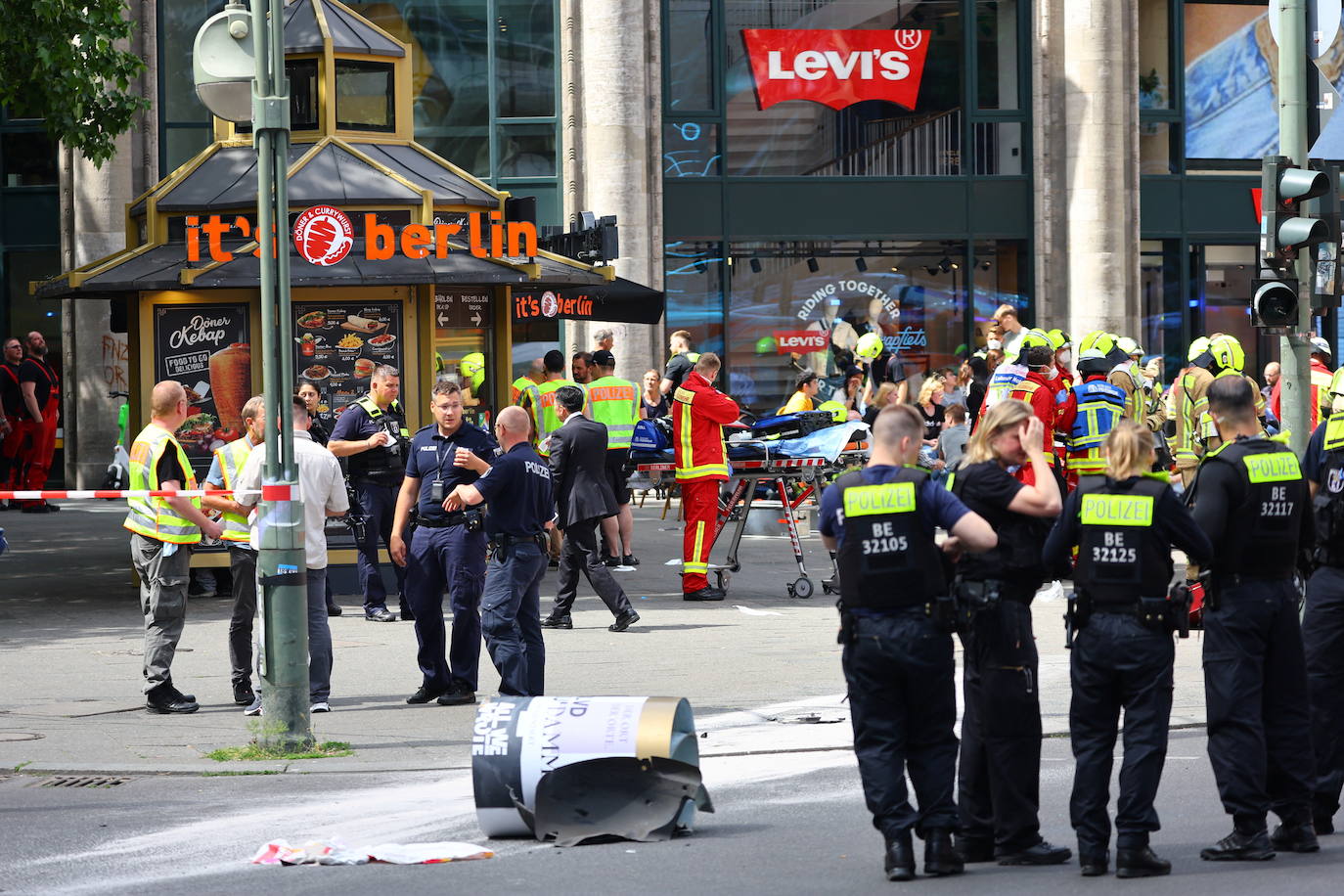 Los servicios de emergencia ayudan a los heridos tras un atropello múltiple en Berlín que deja un muerto y ocho heridos. La policía investiga si fue un accidente o si el conductor actuó de manera intencionada.