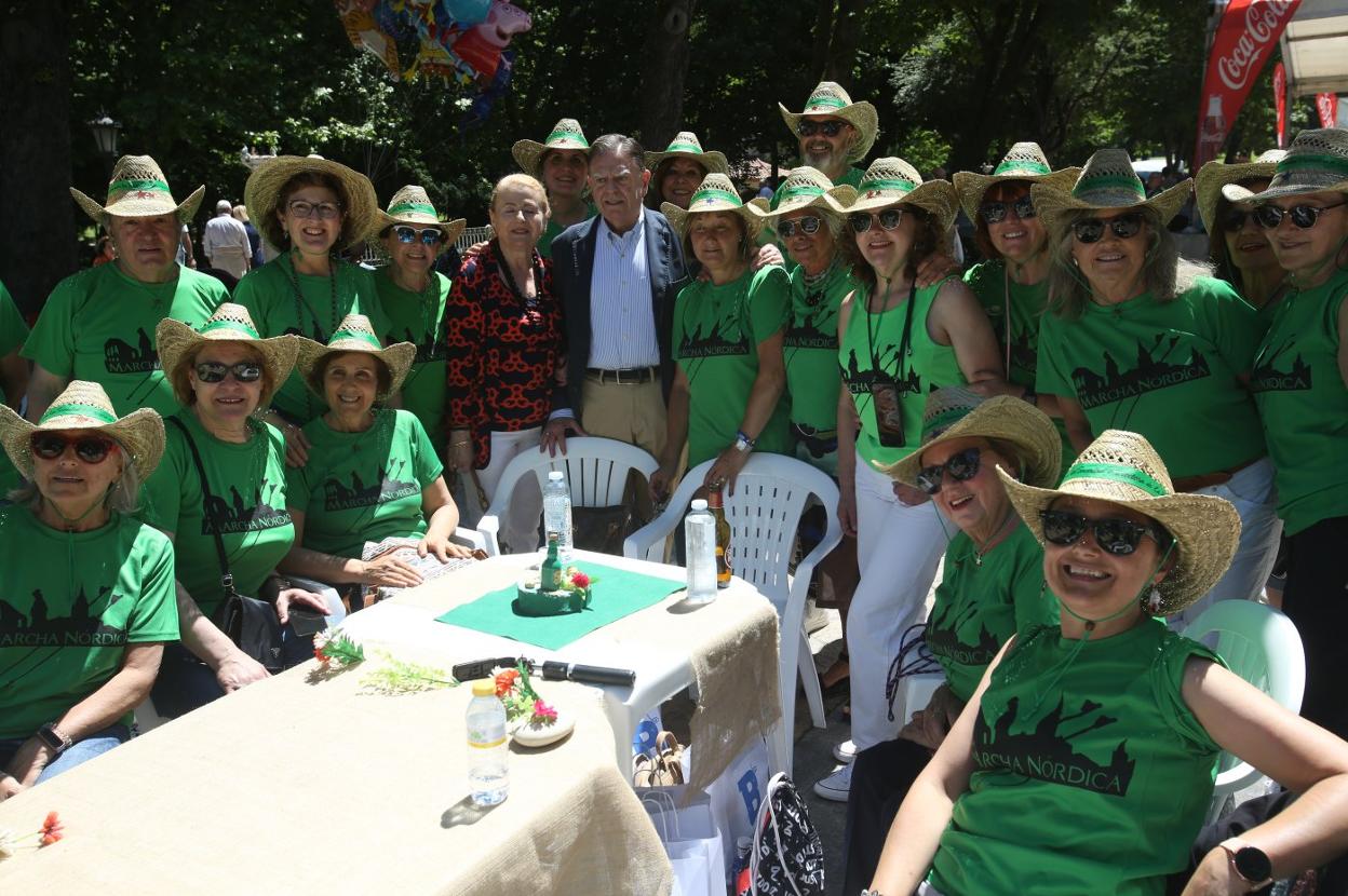 Alfredo Canteli y su esposa, Marta Suárez, posan junto al grupo de Marcha Nórdica.