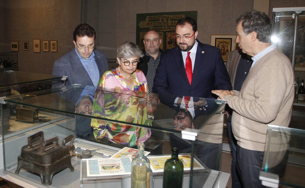 Adrián Barbón ha visitado este miércoles el Museo del Pueblo de Asturias junto a la alcaldesa de Gijón 
