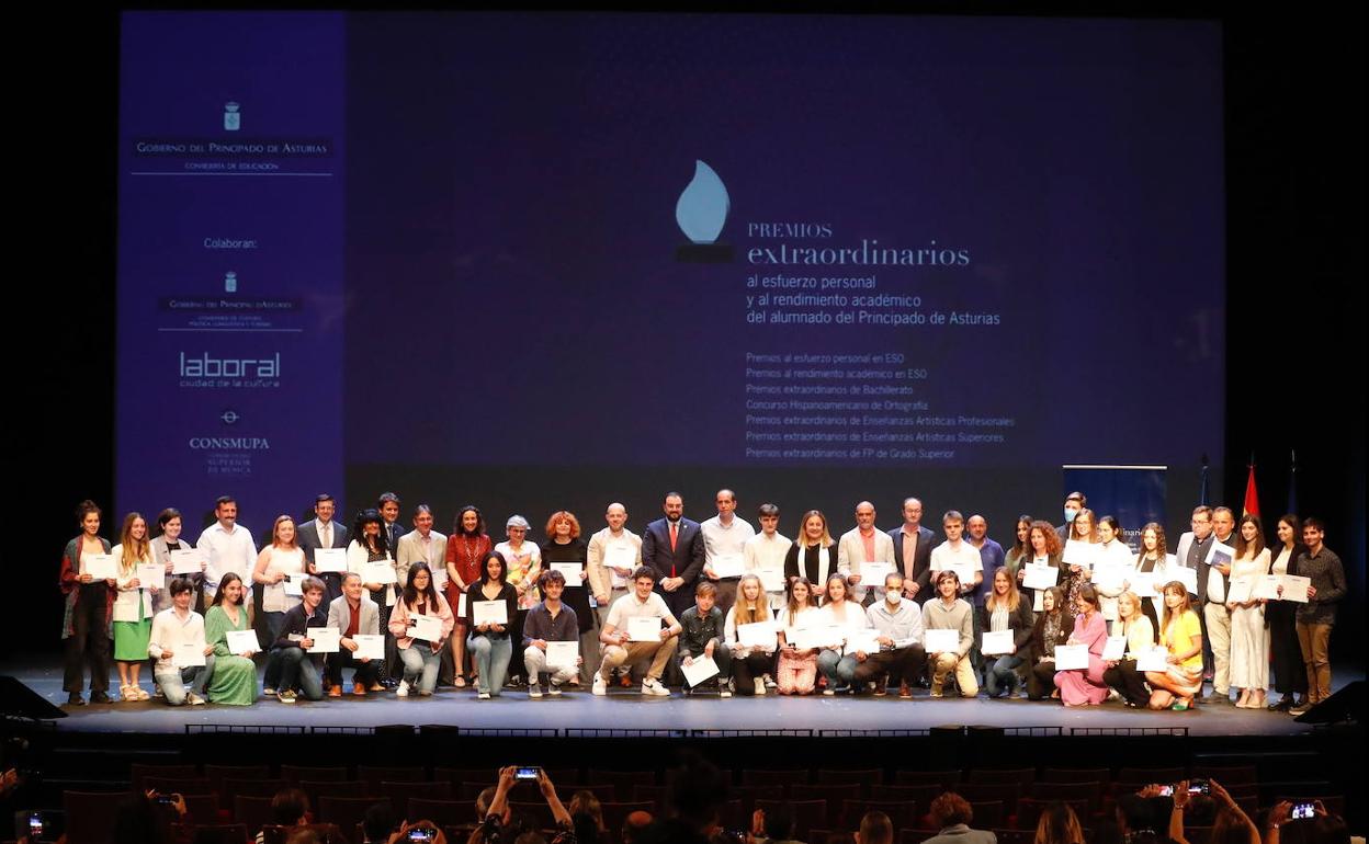 Galardonados y autoridades.