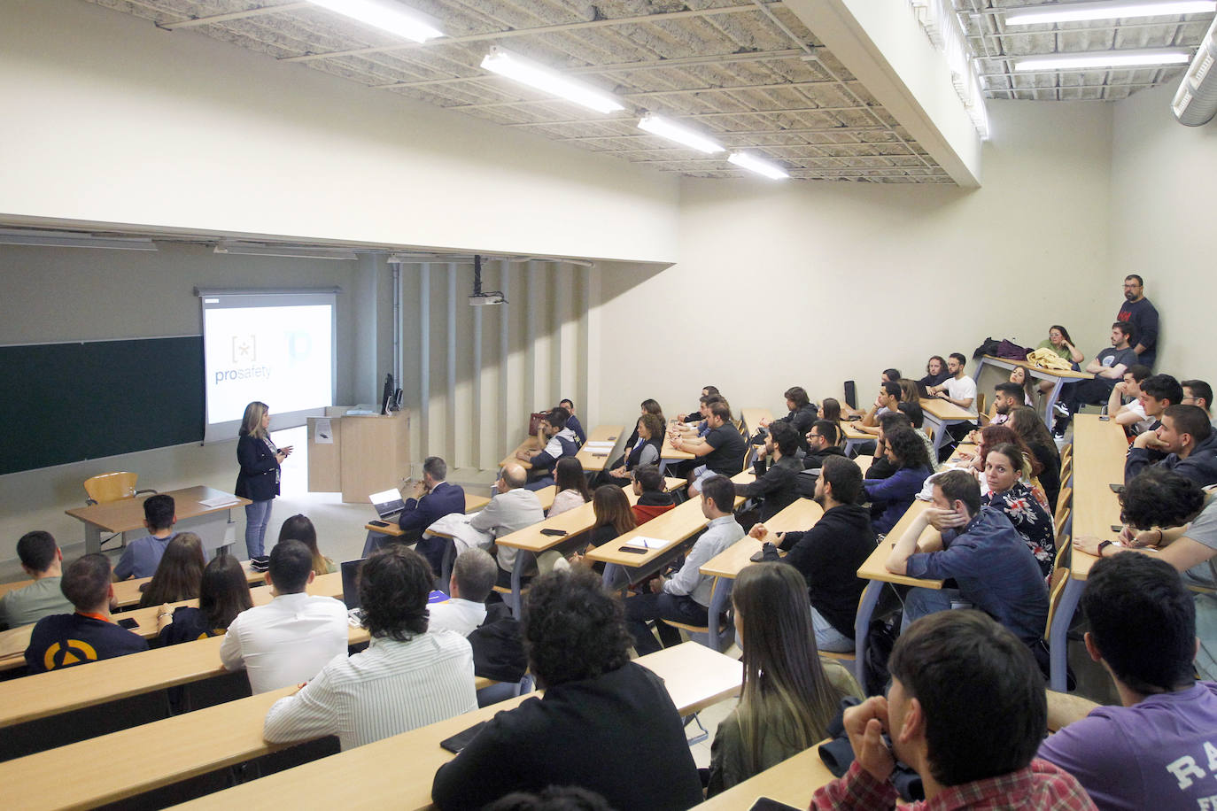 45 empresas han participado en una jornada de empleo organizada por la Escuela Politécnica de Ingeniería (EPI) de Gijón para acercarlas a los estudiantes. Desde uno y otro ámbito han coincidido en la escasez de perfiles para cubrir determinados puestos.