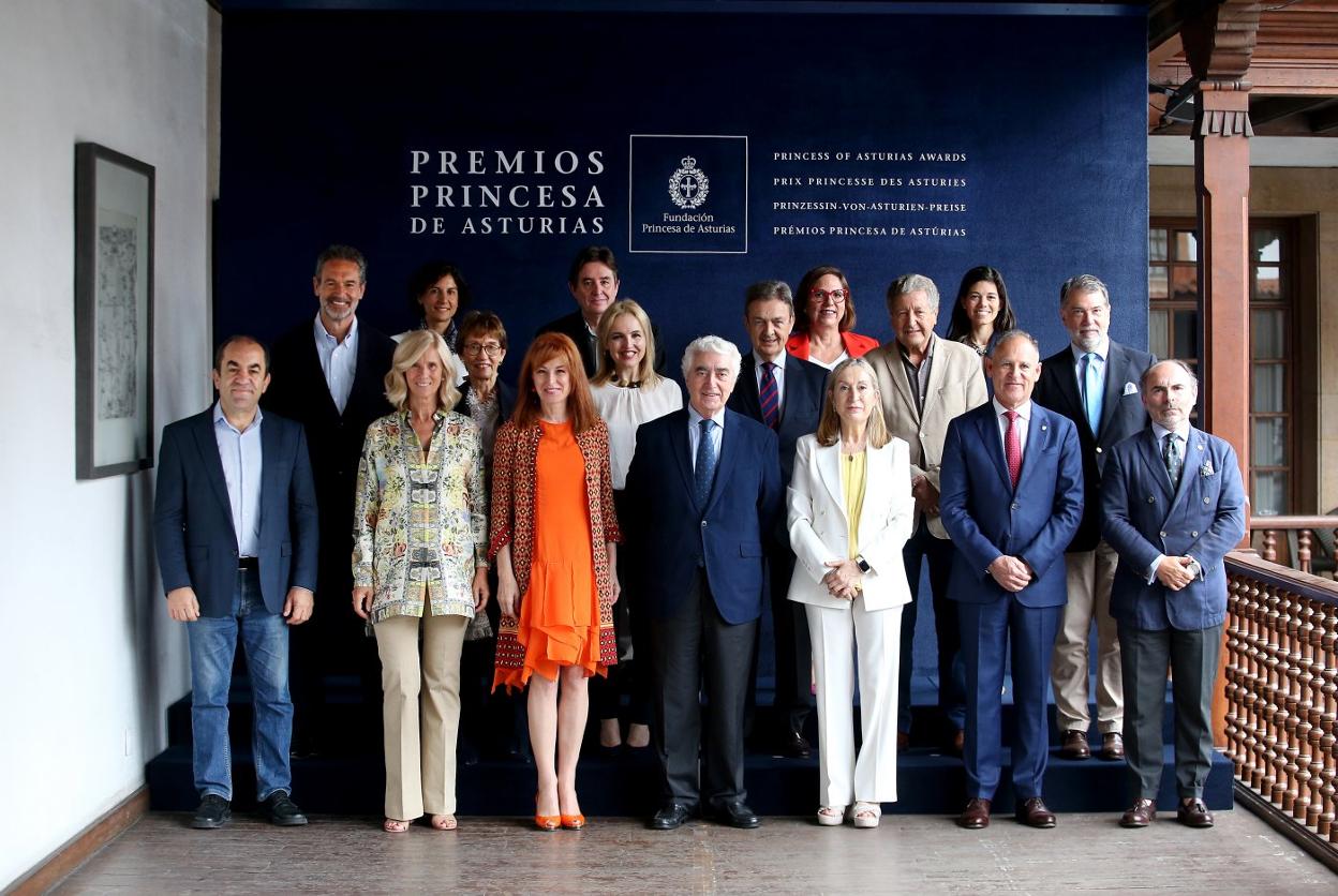Por la izquierda, en primer término, Juan Carlos del Olmo, Cristina Garmendia, Gloria Fernández-Lomana (secretaria), Gustavo Suárez Pertierra (presidente), Ana Pastor, Francisco de Paula Bisbal e Ignacio Villaverde. Detrás, Andrés Conde, Sophie Muller, Eugenia Bieto, Luis García Montero, Beatriz Domínguez-Gil, Enrique Fernández-Miranda, Mónica Margarit, Sami Naïr, Laura Díaz Anadón y Pedro Alonso. 