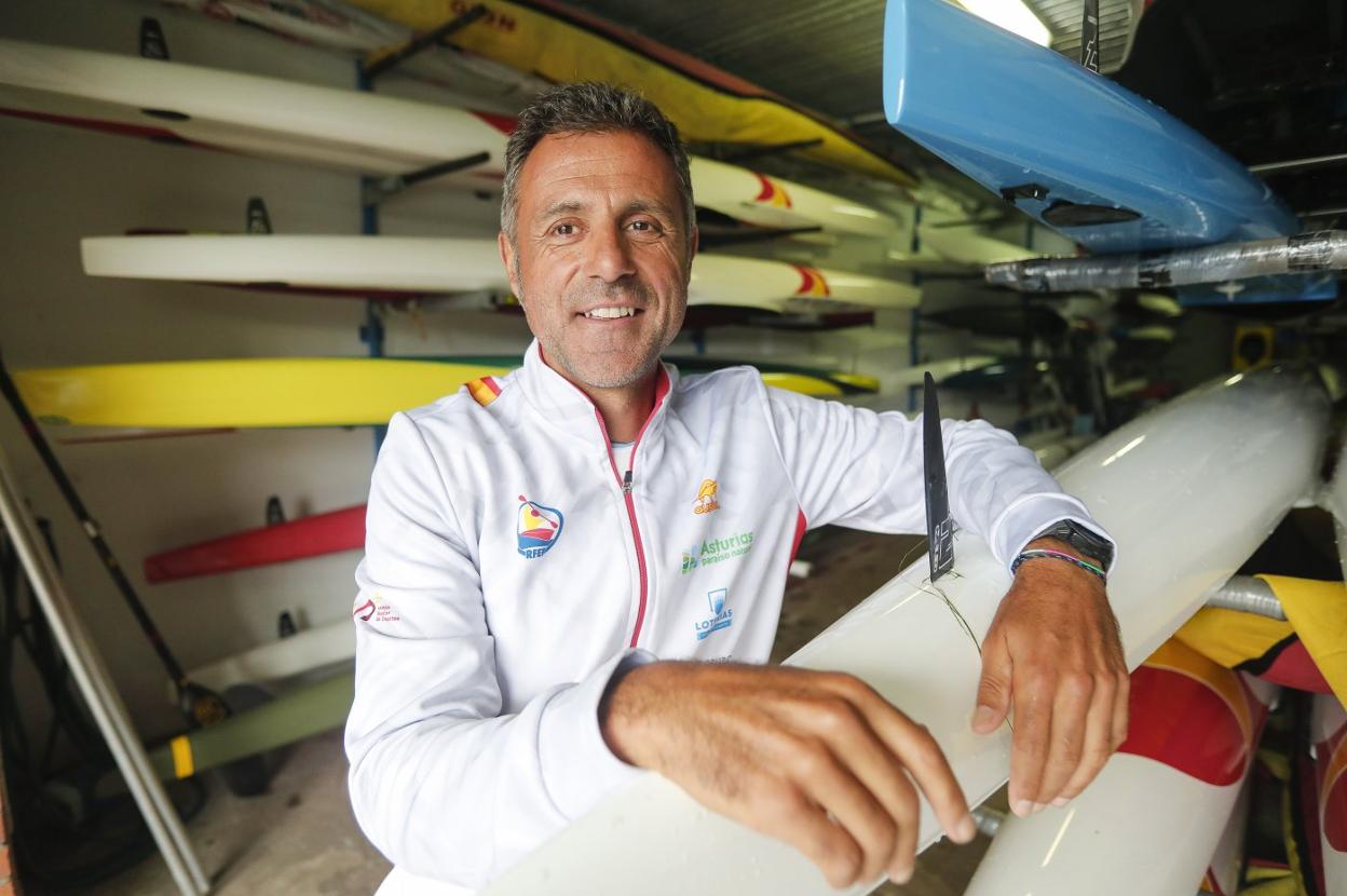 Miguel García Fernández, en el hangar del Centro de Alto Rendimiento de Trasona. 