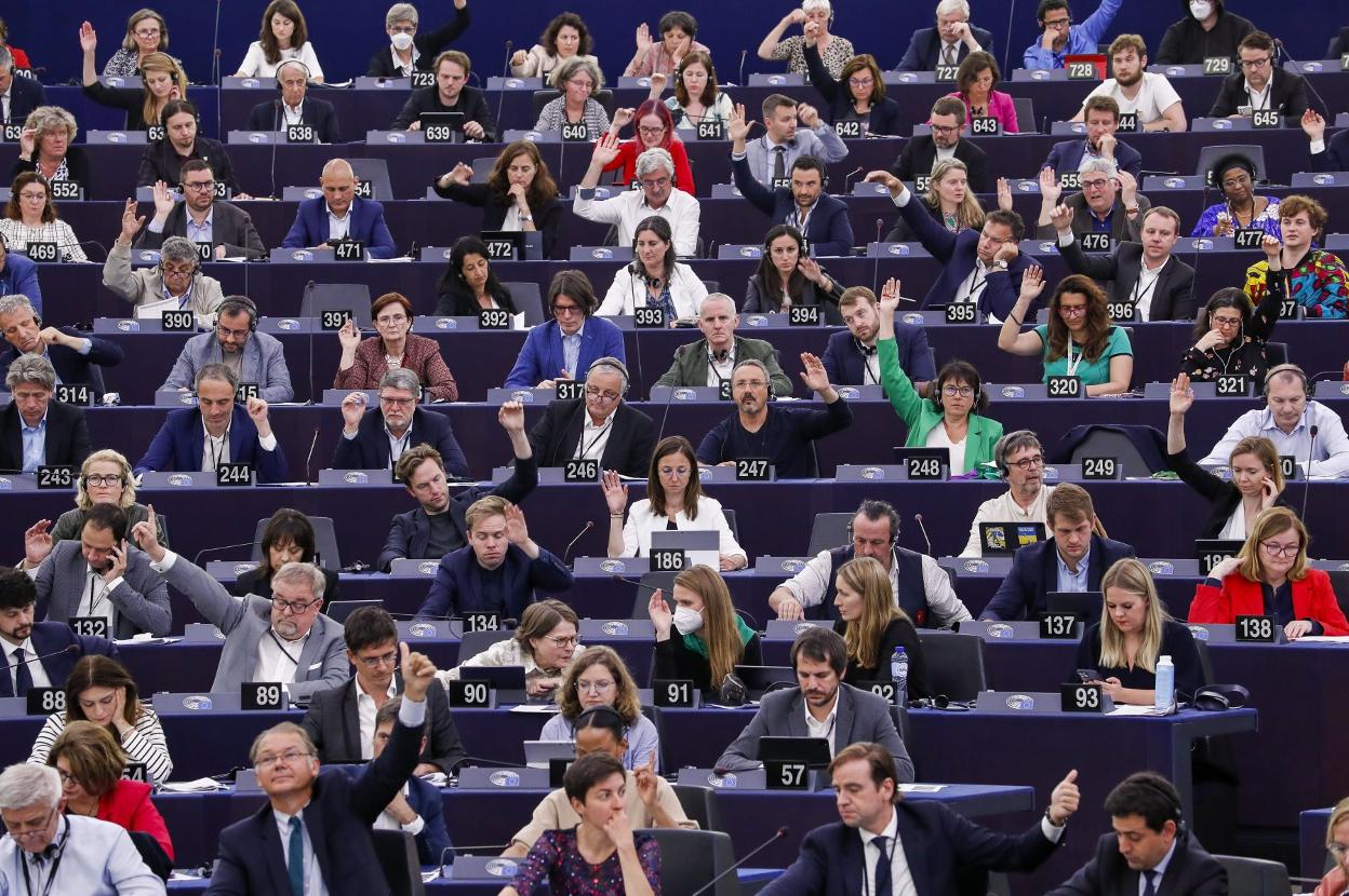 Los eurodiputados, ayer, durante una de las votaciones que tuvieron lugar en Estrasburgo. 