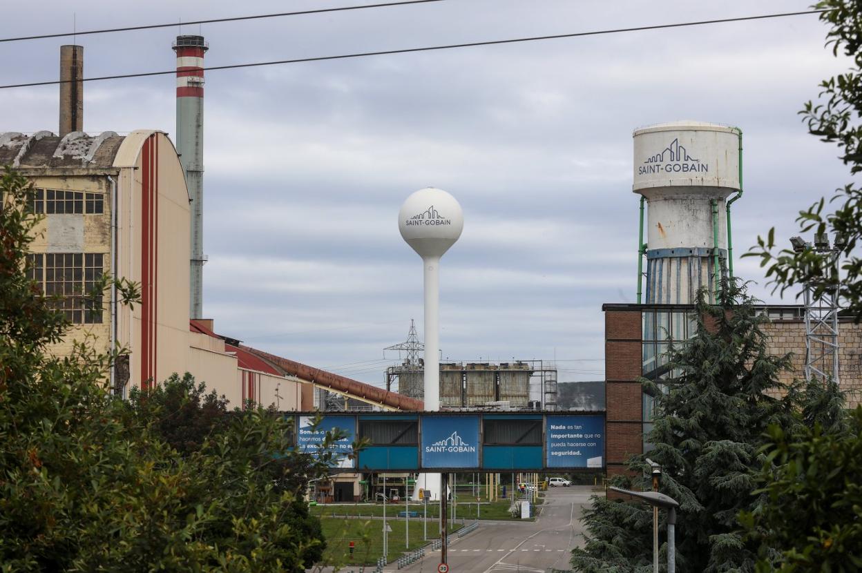 Dirección y sindicatos empiezan a abordar el futuro de Saint-Gobain en la comarca avilesina. 