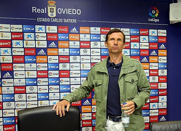 José Ángel Ziganda, en la sala de prensa del Carlos Tartiere. A la derecha, el ya extécnico del Oviedo, junto a Federico González y Jorge Menéndez Vallina.