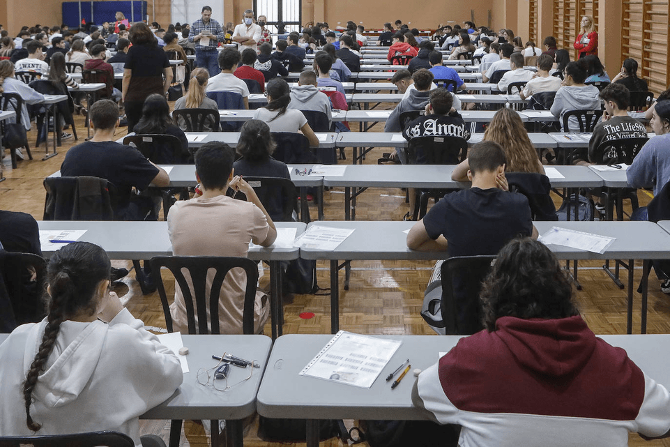 El profesor da instrucciones a los alumnos en un aula de la EPI. La mayoría optó por prescindir de la mascarilla. 